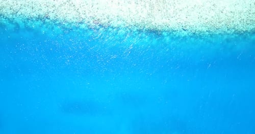 Luxus-Drohnen-Tourismusaufnahme eines weißen Sandparadiesstrandes und türkisfarbenem Wasserhintergrund
