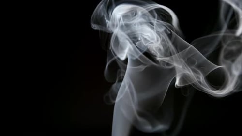 Eleganter Rauch hebt sich auf dunklem Hintergrund