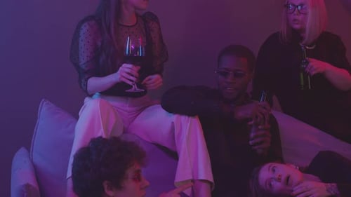 Des amis qui tintent des lunettes lors d'une fête au néon