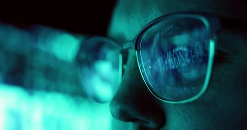 Gros plan d'une jeune femme adulte portant des lunettes réfléchissantes analysant le code de données boursières financières