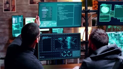 Dois hacker masculinos fazendo seu plano de ataque