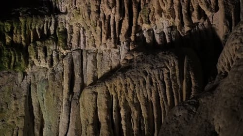 Anciennes formations rupestres de stalactites et de stalagmites 3840X2160 Images d'inclinaison UltraHD - Inclinaison lente