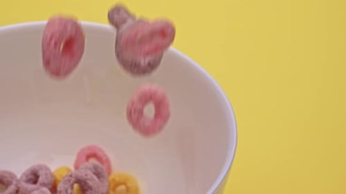 Schale mit mehrfarbigen Cornflakes Slowmotion