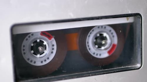 Audioband. Vintage-Kassettenrekorder spielt die darin eingelegte Audio