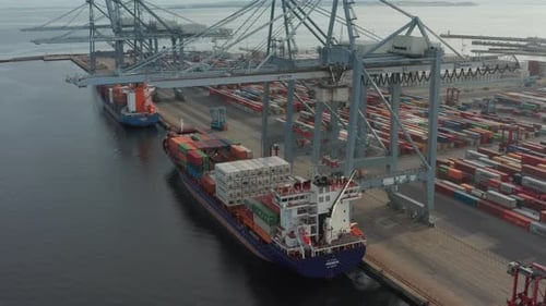 Containerwerft auf dem endlosen Blick auf das ruhige Meerwasser