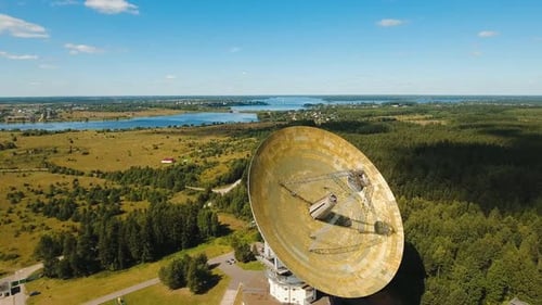 Observatoire astronomique dans la forêt