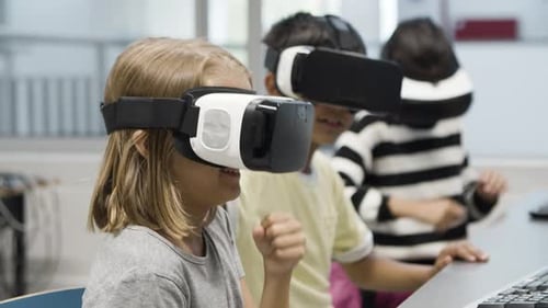 Children Explore Virtual Reality in Classroom Setting