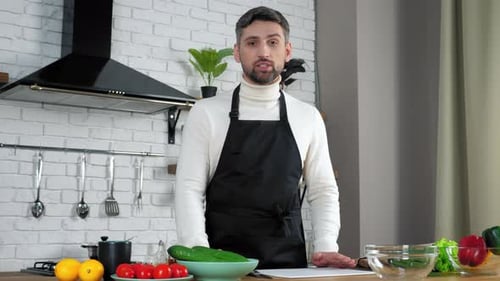 Food-Blogger grüßt Online-Videocall-Webcam, geschnittene Kirsche in der Küche