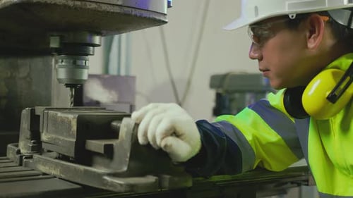 professioneller asiatischer männlicher Ingenieur, Facharbeiter mit einheitlicher Handsteuerung