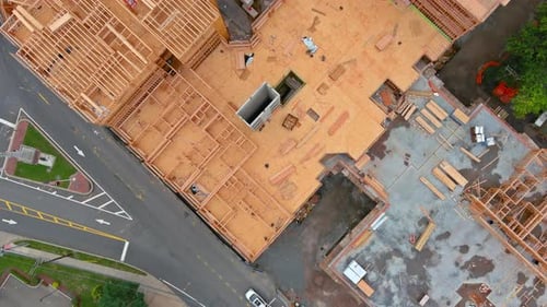 Vista aérea de grúas de torre en construcción sobre la casa