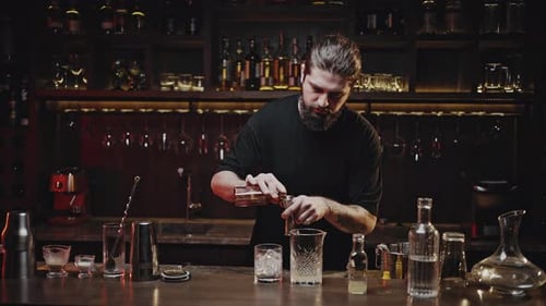 Camarero profesional crea un cóctel alcohólico para el cliente