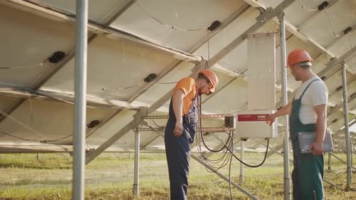 Arbeiter installieren PV-Photovoltaik-Solarmodule, die Sonnenenergie in