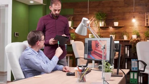 Deux hommes travaillant dans le développement des jeux vidéo au bureau