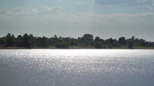 Sonnenschein auf dem Fluss In der Natur