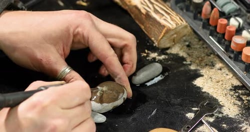 Gros plan mains masculines utilisant des outils de travail de pierre de puissance graver sculpture pendant l'artisanat