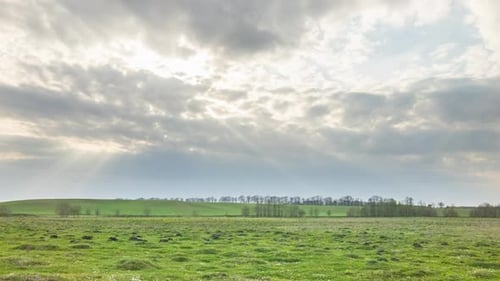 Regenwolken am Wild Field im Frühling