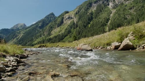 Pure Mountain River in den österreichischen Alpen