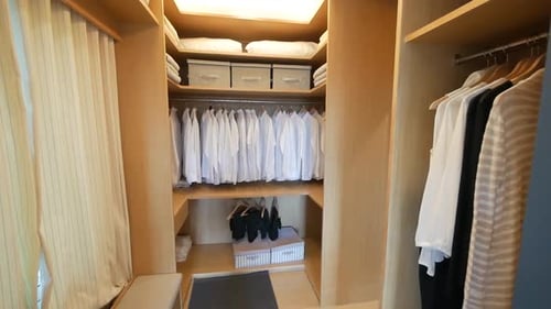 Décoration de dressing soignée et élégante