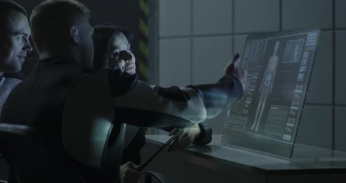 Astronauta analisando dados de biologia humana