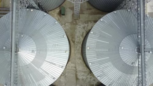 Récipient pour le stockage de la récolte. Grand groupe de séchoirs à grains, complexe pour le séchage du grain