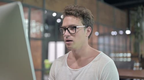 Close Up Shoot Guy werden schockiert, während der Arbeit am Computer
