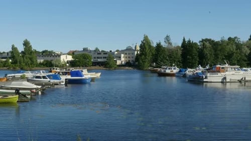 Boote sind angedockt. Boote und Yachten am Pier festgemacht