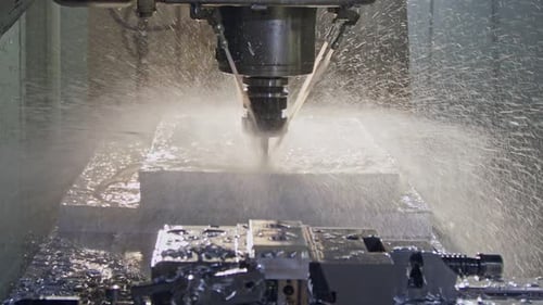 Câmera lenta da fresadora CNC fabricando uma peça metálica avançada