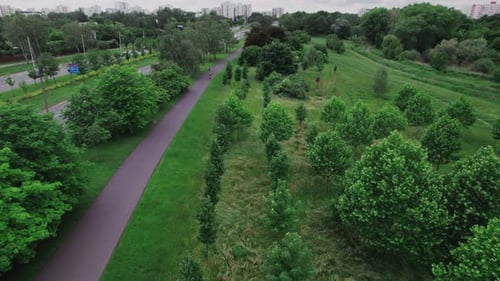 Stadtpark an einem bewölkten Sommertag
