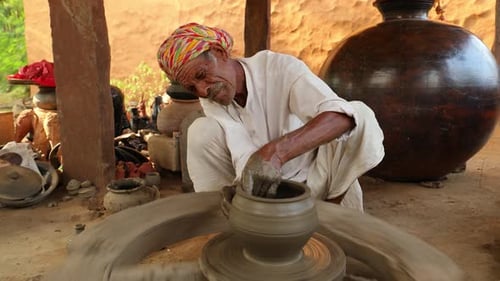 Potter at Work fabrique des plats en céramique