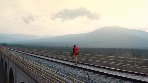 Epische Filmmusik Sonnenuntergangsaufnahme eines Mannes auf der Brücke
