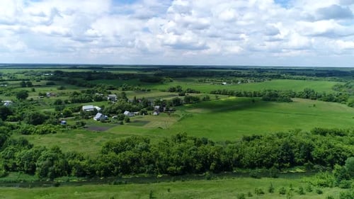 L'ascension au-dessus d'un village dans le centre de la Russie