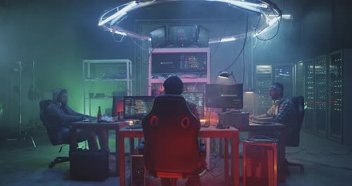De jeunes hackers codant sur leurs ordinateurs