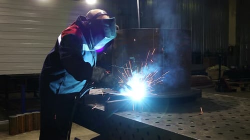 Schweißen von Metallkonstruktionen in der Produktionswerkstatt