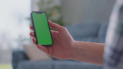 Junger Mann hält Smartphone