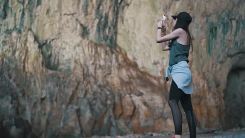 Une voyageuse fait des photos et explore une grotte de Devetashka près de Lovech