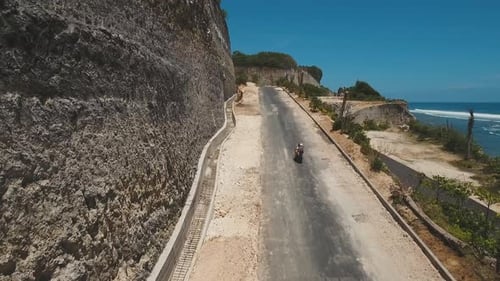 Familia en moto pasea por la carretera