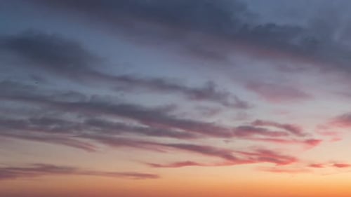 Himmel mit rotem Sonnenuntergang und Mond, Zeitraffer