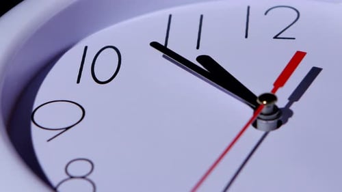 Primer plano del reloj Time Concept sobre fondo blanco