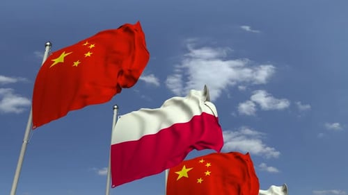 Ondeando banderas de Polonia y China
