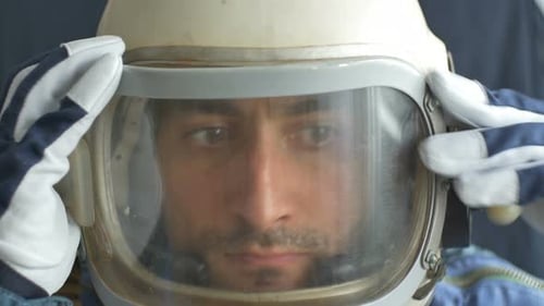 El astronauta cierra su casco