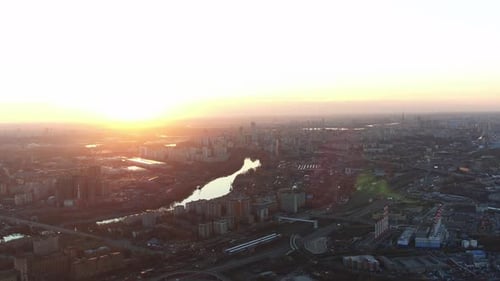 Vista aérea de uma megalópole no início da manhã