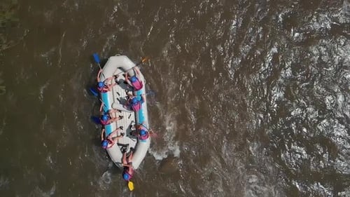 Vista aérea de personas que navegan en balsa por el río