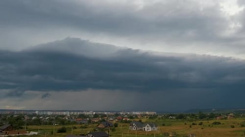 Zeitrafferaufnahmen von sich schnell bewegenden dunklen Wolken, die sich während eines Gewitters über dem Land am stürmischen Himmel bilden