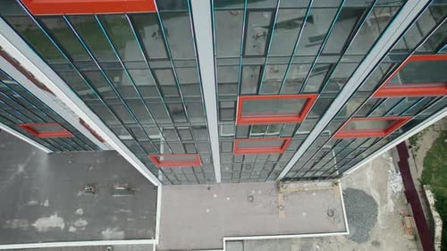 Luftaufnahme des Äußeren eines modernen Hotelgebäudes mit großen Fenstern