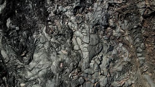 gefrorene, rissige Lava mit hohem
