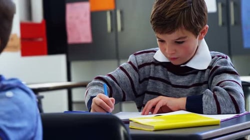 Des écoliers attentifs qui font leurs devoirs en classe