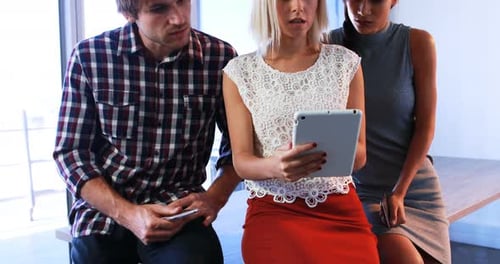 Führungskräfte diskutieren über digitales Tablet 4k