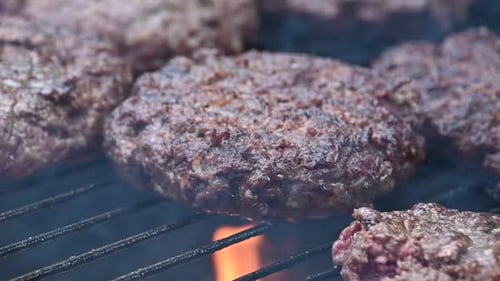 Beef-Burger für Hamburger auf Flammengrill kochen