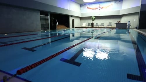 Frau schwimmt im Pool