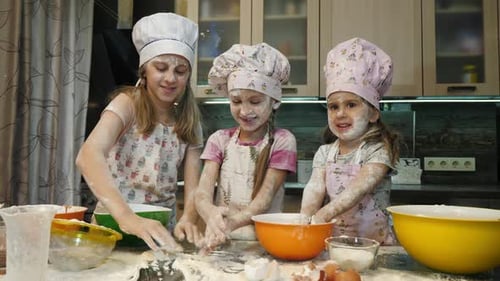 Kinder spielen mit Mehl